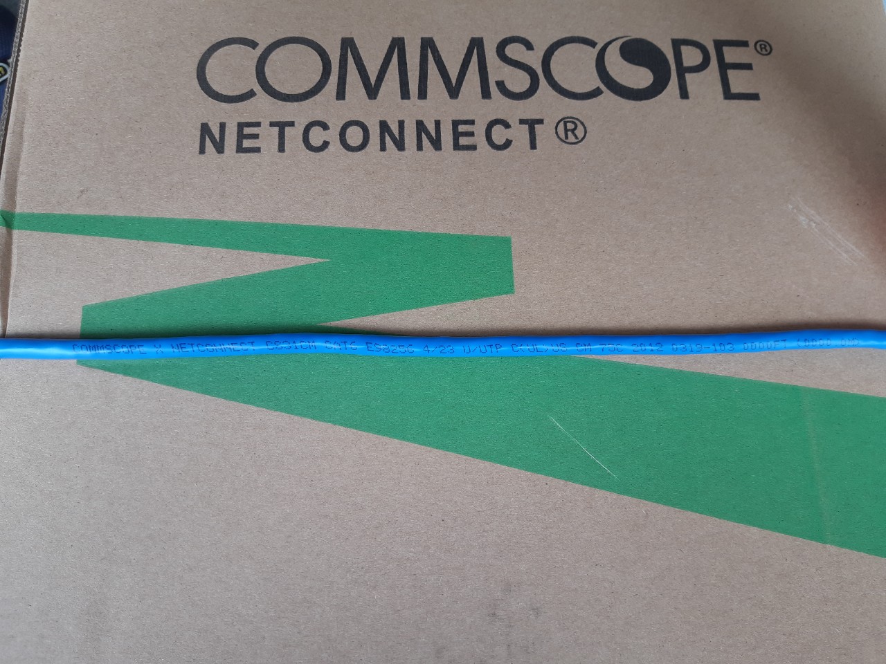 Cáp mạng Commscope Cat6 UTP 4 Pair 1427254-6